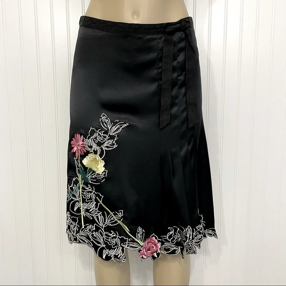 100% Silk Black Floral Embroidered Knee Length Skirt Size 6 Like New - Picture 3 of 17